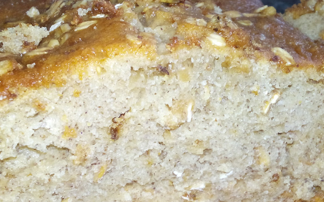 Bolo de banana com granola e iogurte
