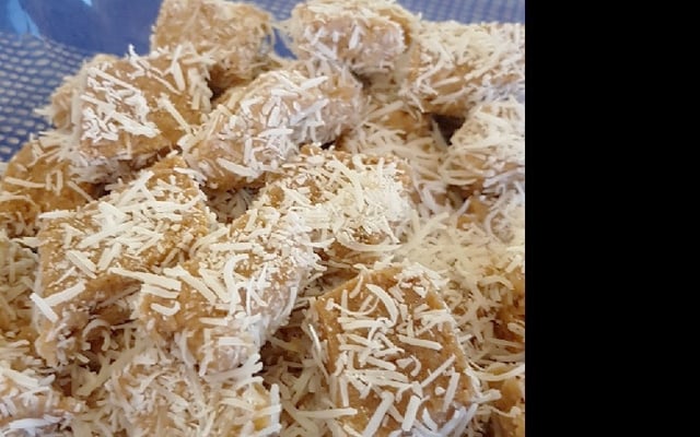 Cocadinha de banana da terra com coco