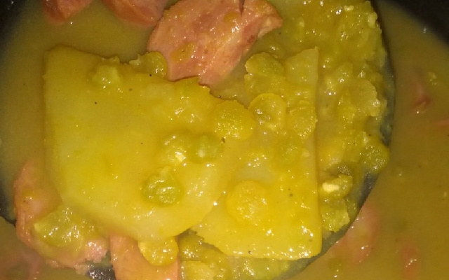 Sopa de Ervilha com Calabresa