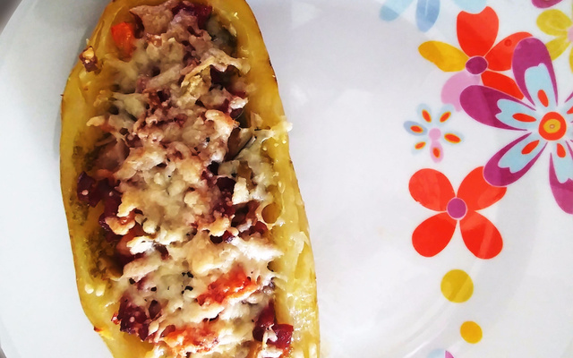 Batata recheada com queijo, bacon e pesto