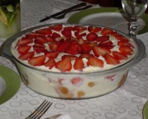 Pavê de suspiros e morangos