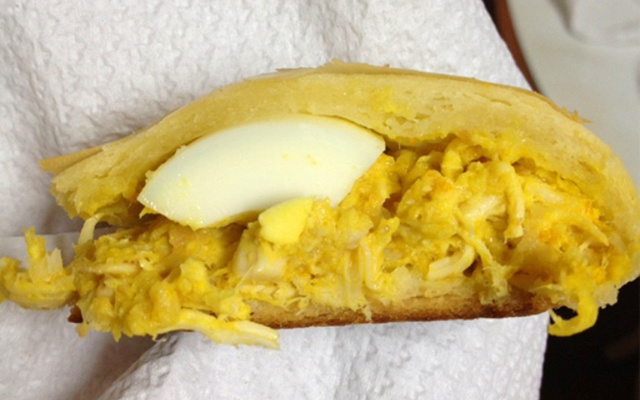 Pastel de forno com creme de pimenta e frango