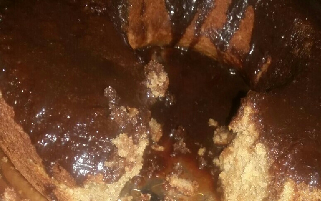 Bolo de chocolate sem ovos com cobertura
