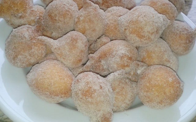 Bolinho de chuva sequinho e delicioso