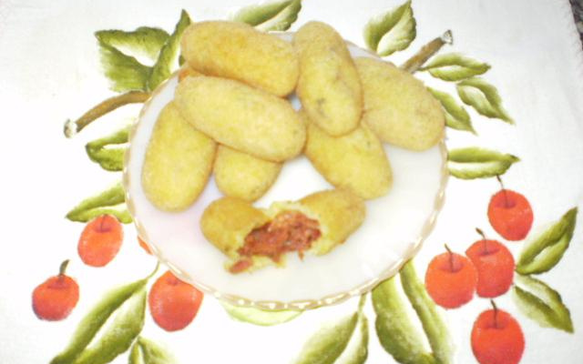 Bolinho de aipim (mandioca) recheado com carne seca