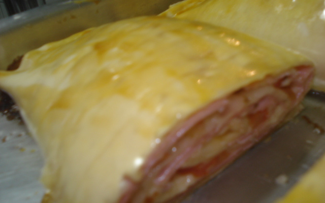 Rocambole de presunto e queijo com massa de pastel