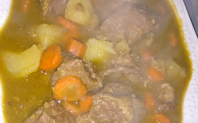 Acém ao molho com batata