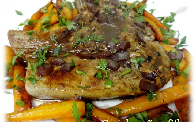 Bisteca ao molho de vinho tinto, com cenouras carameladas