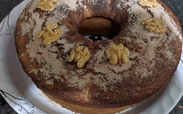 Bolo de maçã com nozes