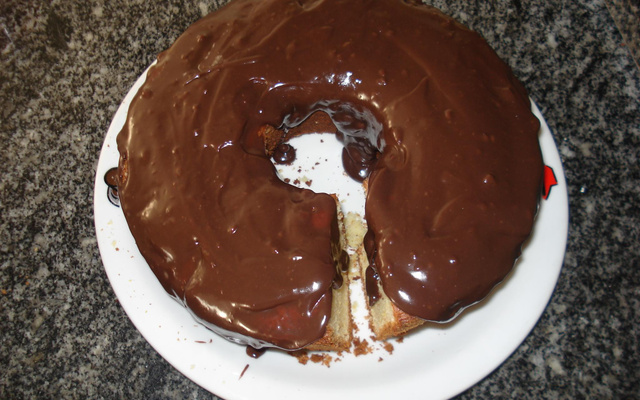 Bolo de laranja com cobertura de chocolate
