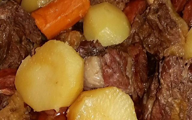 Costela bovina na panela de pressão com linguiça calabresa e bacon