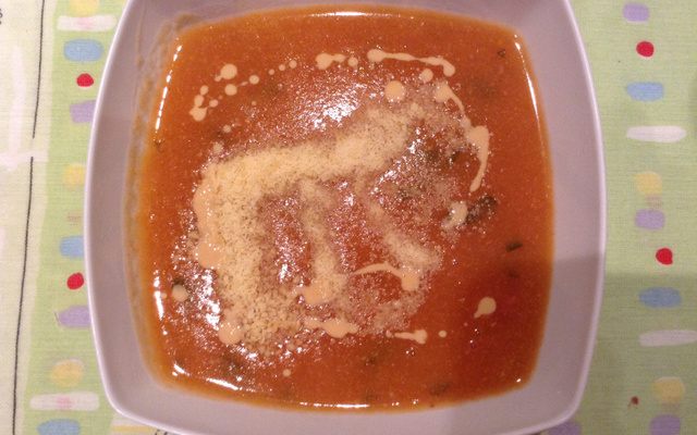 Sopa de mandioca com linguiça