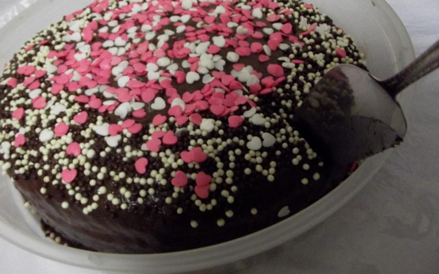 Bolo de chocolate americano com cobertura de ganache