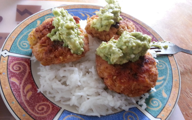 Bolinhos de salmão com molho de abacate