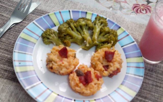 Bolinho de arroz com calabresa assado