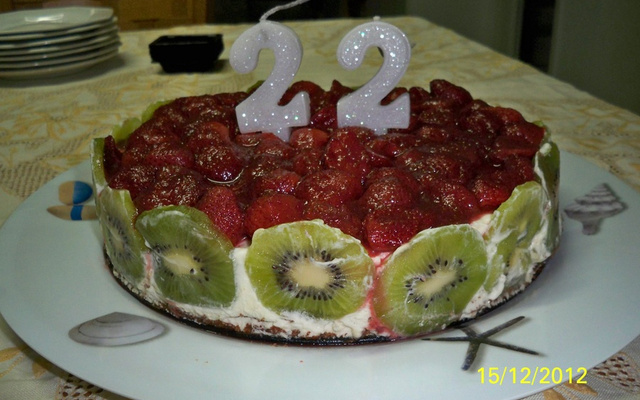 Bolo de chocolate com mousse branca e morangos