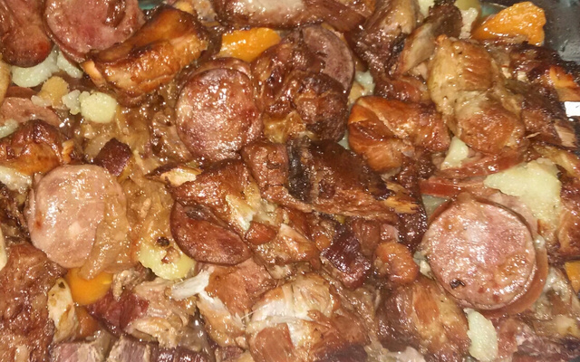 Costela bovina na panela de pressão com linguiça calabresa e bacon