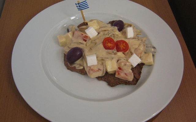 Bife acebolado à Grécia