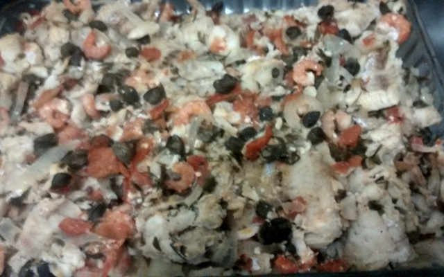 Peixe ao molho de camarão e alcaparras