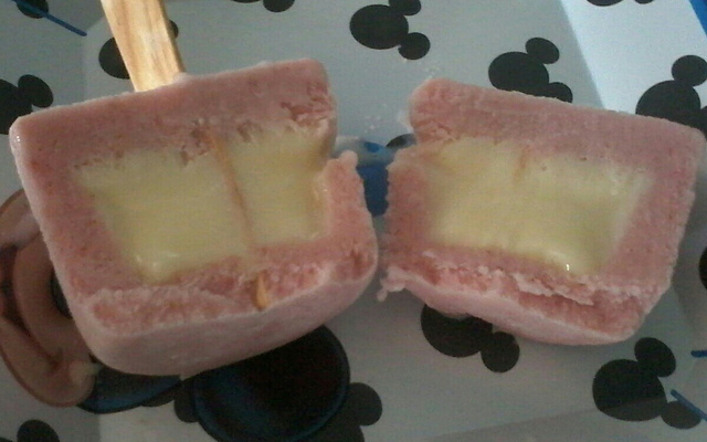 Paleta mexicana de morango com leite condensado