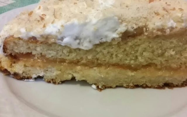 Bolo de amendoim com doce de leite