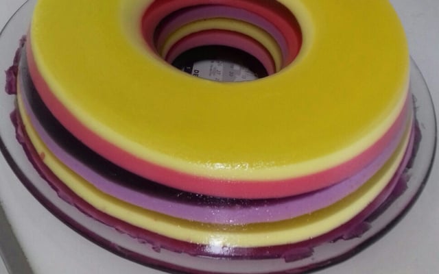 Gelatina colorida em camadas