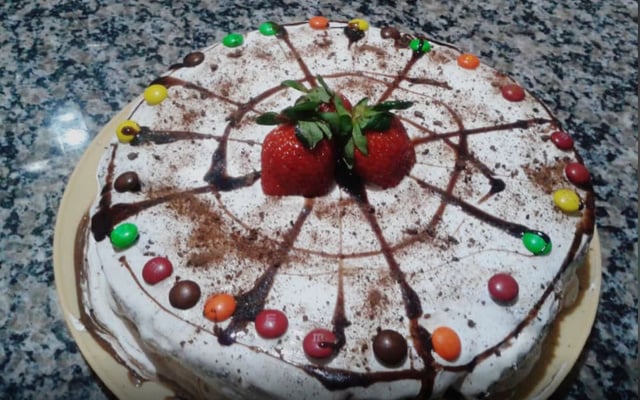 Bolo de brigadeiro e achocolatado com flocos crocantes