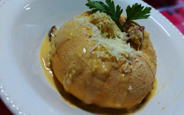 Creme de milho com bacon, calabresa e batata salsa