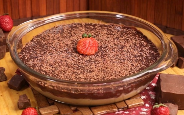 Bombom de travessa com creme, chocolate e morango