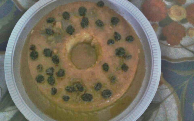 Pudim de pão com coco queimado e passas