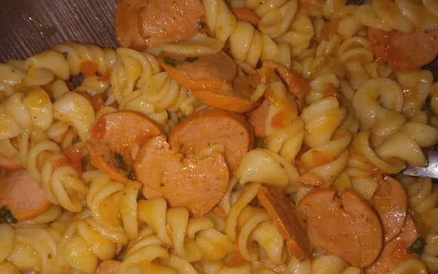 Macarrão com molho de salsicha