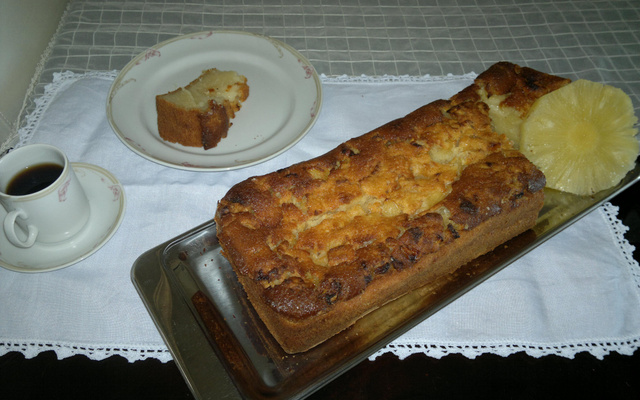 Bolo de macaxeira com abacaxi