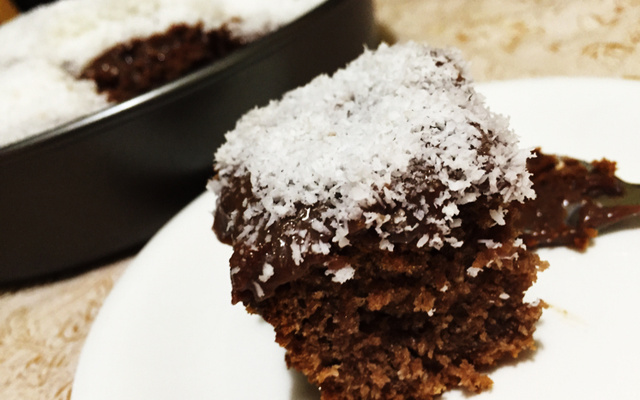 Bolo de chocolate com coco molhadinho