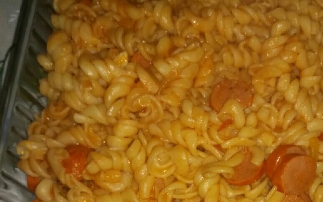 O suculento macarrão com salsicha