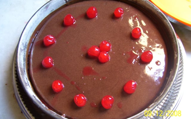 Bolo com cobertura de mousse de chocolate