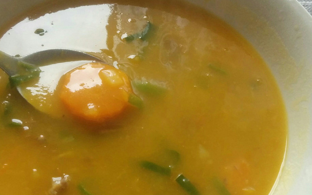 Sopa de abóbora japonesa com gengibre e alho poró