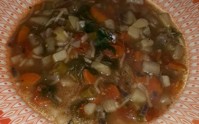 Sopa de legumes com macarrão e carne