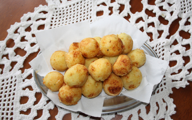 Bolinho de arroz com batata recheado de queijo