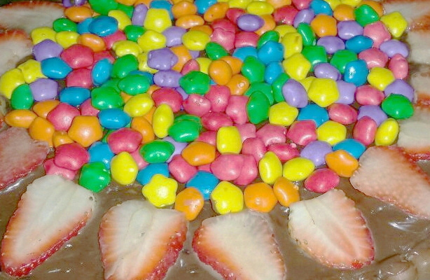 Bolo de chocolate com recheio de morango e palitinhos