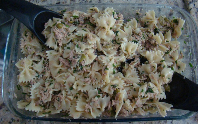 Farfale com atum, azeitona e azeite