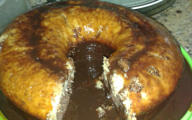 Bolo mesclado de baunilha e chocolate