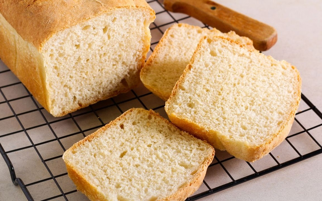 Pão sem glúten de aipim com fatias cortadas