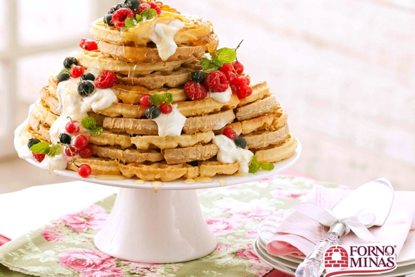 Bolo Waffle Forno de Minas com frutas vermelhas