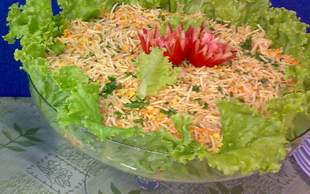 Salada de alface com batata palha