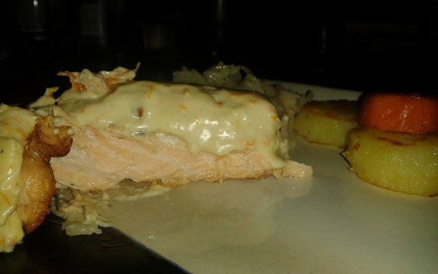 Salmão ao molho branco com cenoura