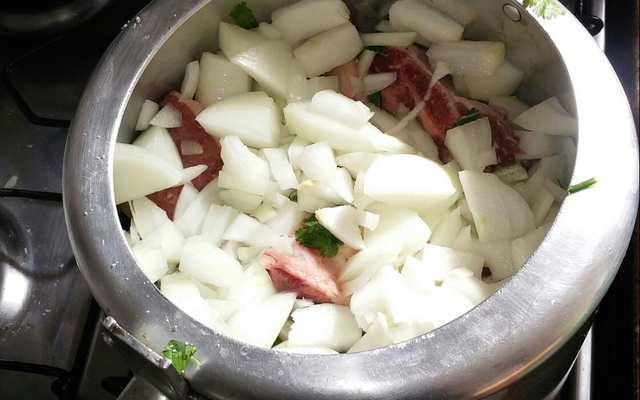 Costela na pressão com cebola roxa