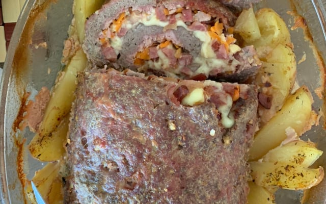 Rocambole de carne recheado