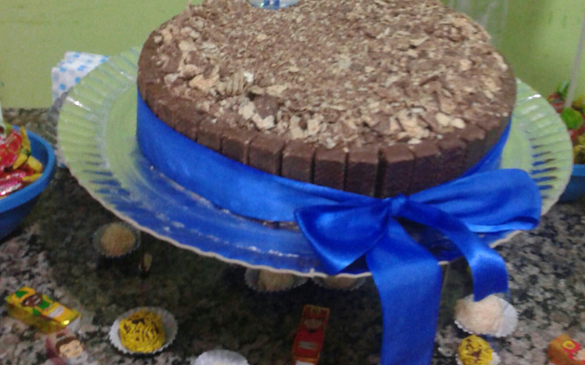 Bolo de aniversário com kit kat
