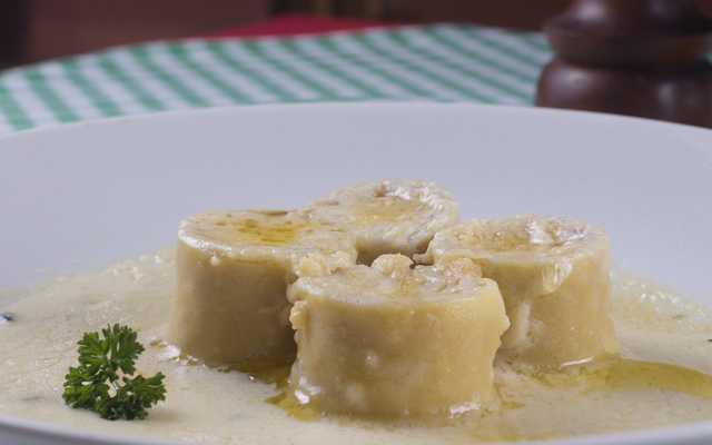 Rondeli de frango ao molho branco