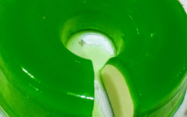 Gelatina recheada com mousse de limão